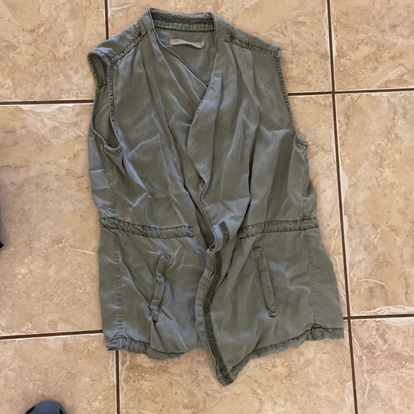 Vest - Picture 1 of 4
